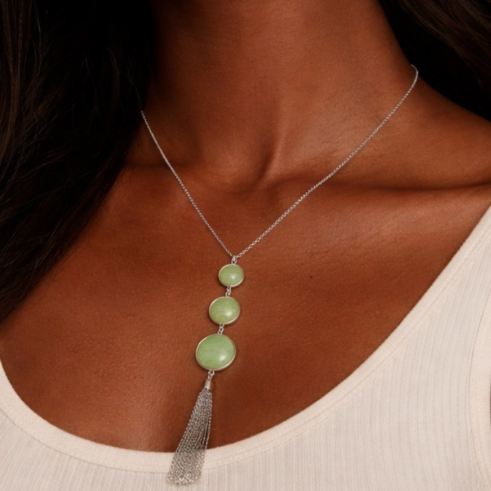 Chic Silver Necklace with Green Accents